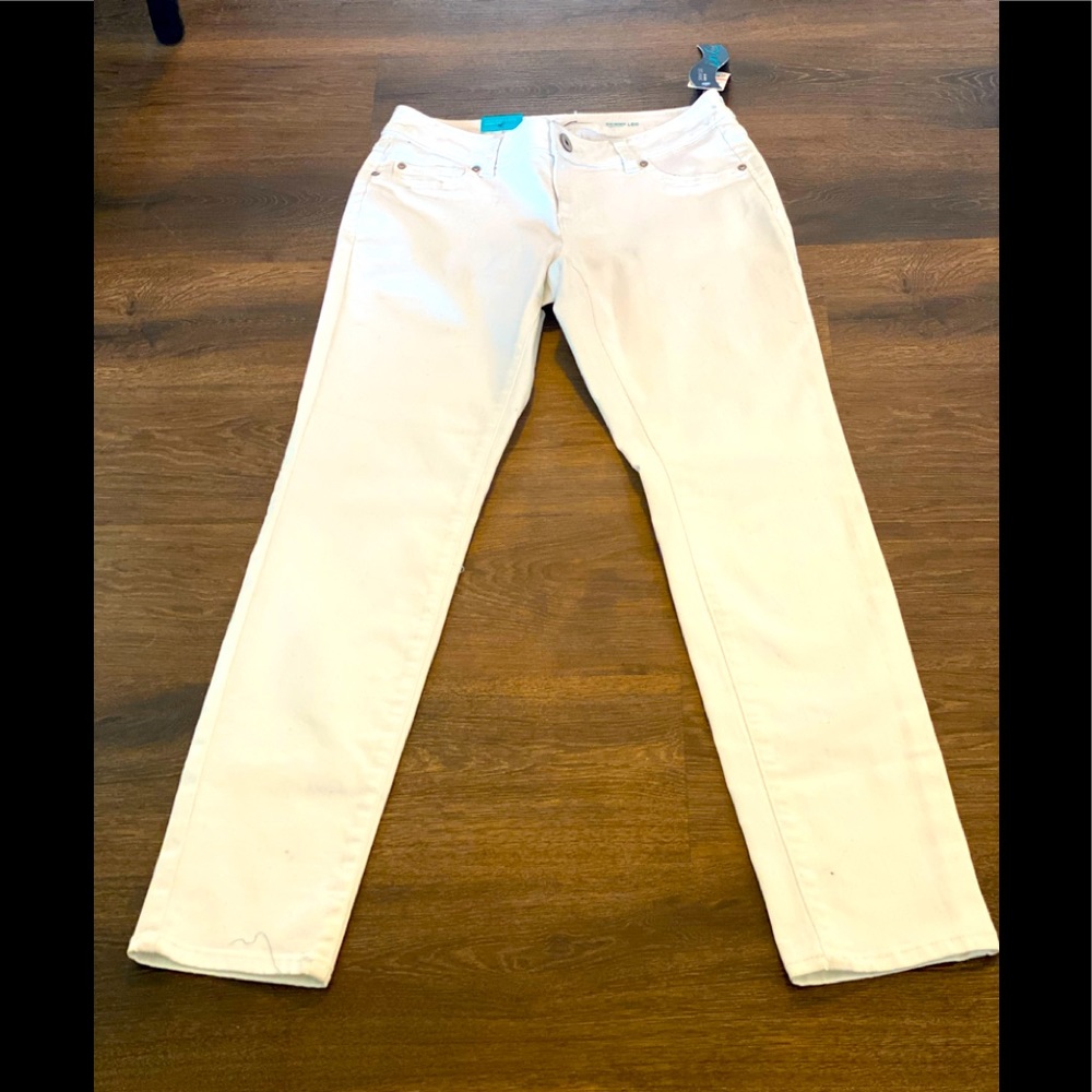 INC NWT curvy fit white skinny leg mid rise jeans